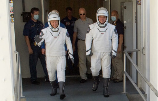 Dough Hurley y Bob Behnken con los trajes durante una prueba