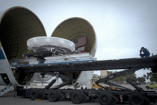 Descargando el escudo de la Artemis del SuperGuppy de la NASA
