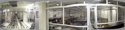 La luz rebota en los espejos de la izquierda de la pantalla, se dirige a las lineas de retardo largo del medio, y hasta las lineas de retardo rpido de la derecha. 