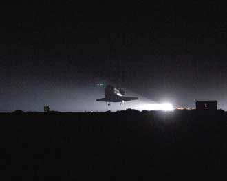 El Discovery aterrizando en California. Cr�dito: NASA