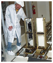 Rich Kendrick, del personal tcnico de CARA, trabajando en el alineamiento de una lnea de largo retardo en la cima. <a href="http://planetquest.jpl.nasa.gov/images/delay6.jpg">Ampliar Imagen</a> 