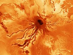Esta imagen del Voyager de Ra Patera, un gran campo volc�nico en Io, muestra flujos coloreados de 200 millas de largo (320 Km.) emanando desde el oscuro cono volc�nico central. Imagen � Calvin J. Hamilton <a href=http://antwrp.gsfc.nasa.gov/apod/ap950804.html target=_blank><u>M�s informaci�n</u></a>