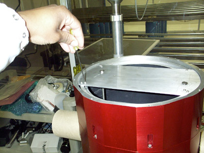 Sam Crawford, del personal tcnico del JPL technical staff, ensamblando el rastreador de ngulo.
<a href="http://planetquest.jpl.nasa.gov/images/samc.jpg">Ampliar Imagen</a>