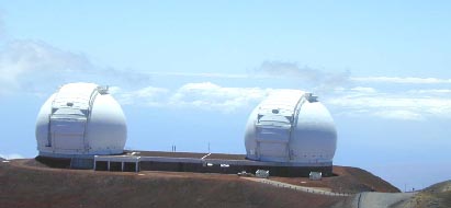 Los siderostatos son los diminutos objetos blancos visibles justo bajo el  telescopio Keck de la derecha. Simulan telescopios para las pruebas y para la depuracin del interfermetro.