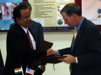  Mike Griffin y Madhavan Nair, despu�s de la firma de su acuerdo.
