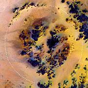 El cr�ter Kebira, de 31 kil�metros de di�metro, situado en el Desierto del S�hara, se localiza al sudoeste de Egipto, no lejos de la frontera con Libia (Cortes�a del Centro de Detecci�n Remota de la Universidad de Boston).