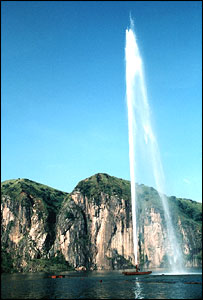 Lake_Nyos_geyser