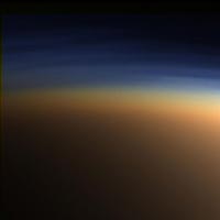 <p>Esta imagen en color natural muestra la atm�sfera superior de Tit�n, un lugar activo donde las mol�culas de metano son escindidas por la luz solar ultravioleta y los productos se combinan para formar compuestos como etano y acetileno. Cr�ditos: NASA/JPL/Instituto de Ciencia Espacial</p>