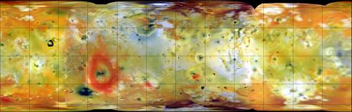 <a href=http://photojournal.jpl.nasa.gov/cgi-bin/PIAGenCatalogPage.pl?PIA00585 target=_blank>Esta composici�n en falso color infrarrojo</a> de la luna de J�piter, Io, se ha producido con im�genes obtenidas en Julio y Septiembre de 1996 por la sonda Galileo de la NASA. El �rea mostrada abarca 11,420 Km. de ancho. Dep�sitos de di�xido de azufre helado aparecen en colores blanco y gris mientras que los colores amarillentos y marrones probablemente se deben  a otros materiales sulfurosos.  El di�xido de azufre es normalmente un gas a temperatura ambiente pero existe en la superficie de Io helado despu�s de condensarse proveniente de las emanaciones gaseosas de los volcanes. Los materiales rojo brillante (como el destacado anillo que rodea al penacho de Pele) y las marcas con poca brillantez o albedo (manchas negras) muestran �reas de reciente actividad volc�nica que son normalmente asociadas con altas temperaturas y cambios superficiales.