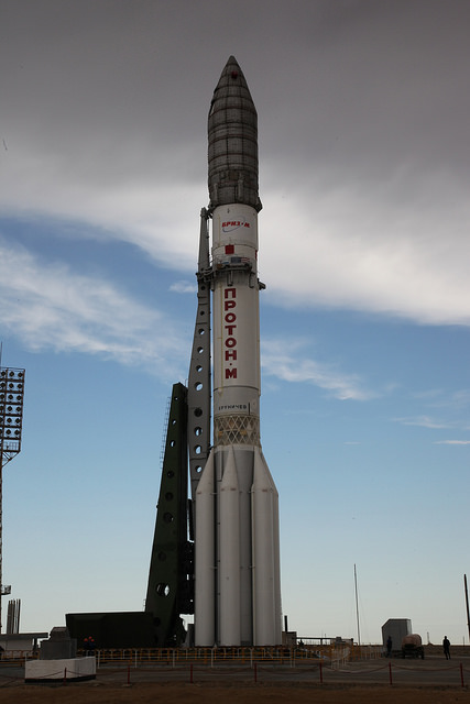 Proton-M en Baikonur listo para el despegue