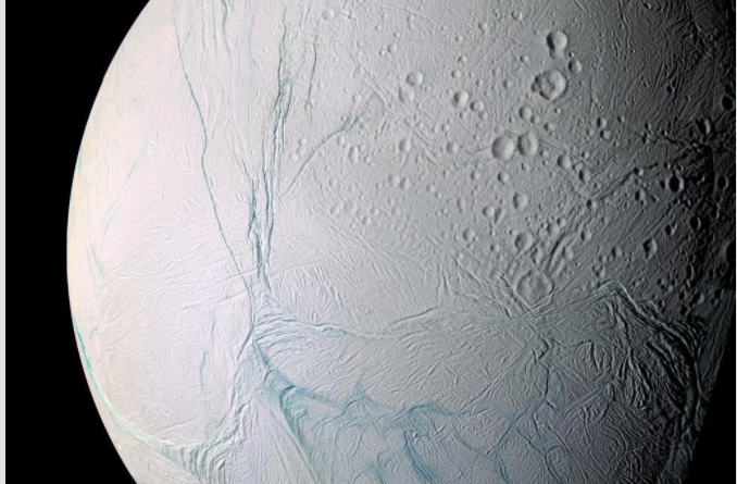 Encelado, la luna de Saturno, podría haber rotado